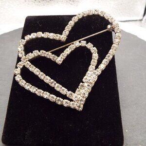 VINTAGE RMN (THE ROMAN JEWELRY CO.) DOUBLE OVERLAPPING CRYSTAL HEARTS PIN A1